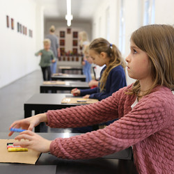 Paradieswerkstatt Malworkshop in der Ausstellung 'Innergärten und Trotzdemblüten' von Alois Neuhold Foto: KULTUM/Andrea Hopper