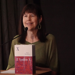 Lesung am 8. Mai 2026 mit Peter Waterhouse aus seinem neuen Werk Z Ypsilon X, mit einleitenden Worten von Johannes Rauchenberger und Edith Draxl. Gespräch und Moderation Paul Jandl.