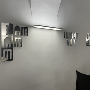 Michael Endlicher, Spiegellettern, 2024, Edelstahl, div. Größen, (18 Stk), Ausstellungsansicht: Michael Endlicher: ZEICHEN SPRACHE IRONIE, KULTUM Graz, 11. Mai bis 13. Juli 2024, Kurator: Johannes Rauchenberger