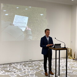 Eröffnung des Spiegelgitterhauses Gleisdorf (Sammlung Wolf) durch Bürgermeister Christoph Stark, Landeshauptmann Christopher Drexler und Diözesanbischof Wilhelm Krautwaschl.Laudatio: Walter Prügger,Einführung in die Ausstellung 'WENDEZEITEN/ZEITENW