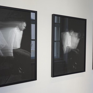                                 Zlatko Kopljar, * 1962 in Zenica (YU), lebt in Zagreb (HR), K10, 2004, 6 tlg. Fotoserie, SW-Tintenstrahldrucke, je 67 x 54 cm, gerahmt 73 x 58 cm, KULTUMUSEUM Graz, aus: Zlatko Kopljar: AUSL?SCHUNG | ERASION (2024/