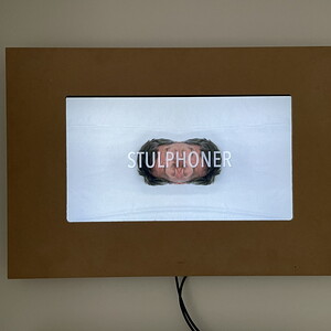 Michael ENDLICHER, LEIBHAFTIG PLURIFAKT, 2014, Video, Länge: 2:28 min, Sprache: ohne Ton, Ausstellungsansicht: Michael Endlicher: ZEICHEN SPRACHE IRONIE, KULTUM Graz, 11. Mai bis 13. Juli 2024, Kurator: Johannes Rauchenberger