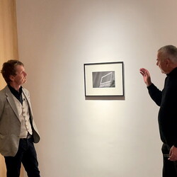 Zlatko Kopljar führte mit Kurator Johannes Rauchenberger durch die Ausstellung 'AUSLÖSCHUNG', 23.11.2024