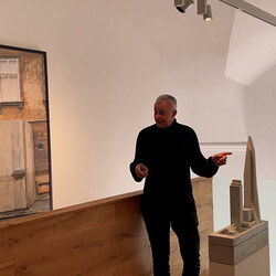 Zlatko Kopljar führte mit Kurator Johannes Rauchenberger durch die Ausstellung 'AUSLÖSCHUNG', 23.11.2024