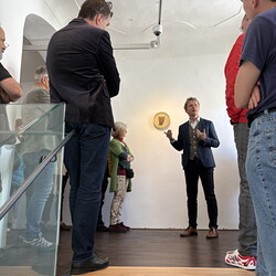 Kuratorenführung mit Kurator Johannes Rauchenberger durch die Ausstellung 'Im Bann (s)einer gro?en Erz?hlung: Josef Fink zum 25. Todestag' am letzten Ausstellungstag, 19. April 2025