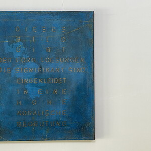 Michael ENDLICHER, Dieses Bild gibt der..., 2001, 80x65 cm, Acryl, Lack auf Leinwand, Ausstellungsansicht: Michael Endlicher: ZEICHEN SPRACHE IRONIE, KULTUM Graz, 11. Mai bis 13. Juli 2024, Kurator: Johannes Rauchenberger