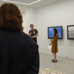                                 Er?ffnung der Sommer-Ausstellung im Spiegelgitterhaus Gleisdorf am 20. Juni 2025:  'round and round she goes  and where she stops nobody knows'Eine Ausstellung ?ber die ZEIT, kuratiert von zweintopf Mit Werken von M