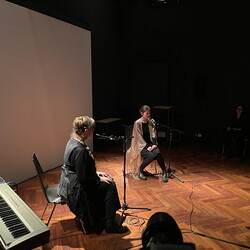 KLANG und KLAGE. Benefizkonzert f?r die UkraineInstitut f?r Slawistik in Kooperation mit KULTUMLAMENTATIONEN: Stimmperformancemit Hilde Kappes und Anna Petzer (Berlin)HERSTORY: Lesung mit Sofia Andruchowytsch (Kyjiw)ZHI ZHI NI NI: Audiovisuel