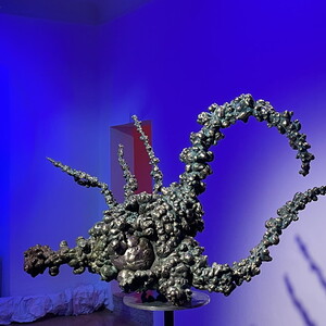 Henry Jesionka: vorne: T = +76.436, 2023, 0,8 m x 1,2 m, 0,8 m, patinierte und polierte Bronze, hinten: T= 0-73.191, 2023, Höhe: 2,5m, Gegossenes, poliertes Aluminium, Foto: Jesionka