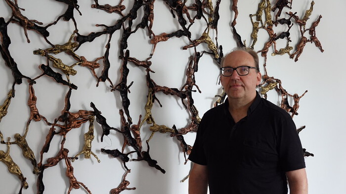 Hermann Glettler* 1965 in ?belbach (AT), lebt in Innsbruck (AT), crossfit, 2015/25, Sargkreuze, verschwei?t, Ma?e variabel, KULTUMUSEUM Graz, aus: reliqte, reloaded. Zum Erbe christlicher Bildwelte heute (2015) und G