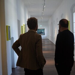                                 Kurator Johannes Rauchenberger mit Adrian Paci in der Ausstellung 'Gott hat kein Museum' am 19.3.2026