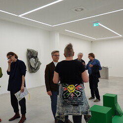 'Was tun Skulpturen ohne Aufsicht?' - Michael Kienzer und Anneliese Schrenk,KULTUMUSEUM im Spiegelgitterhaus Gleisdorf, 22. Mai 2026, Eröffnung: Kurator Johannes Rauchenberger