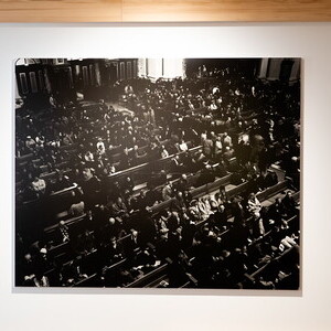 Lidwien van de Ven, * 1963 in Hulst (NL), lebt und arbeitet in Berlin (DE), und Rotterdam (NL), Berliner Dom, 2001, Silvergelatin-Druck auf Baryt-Papier, Alu-Rahmen, 200 x 250 cm (in 2 Teilen), KULTUMUSEUM Graz, aus: IRREALIGIOUS! Parallelwelt Rel