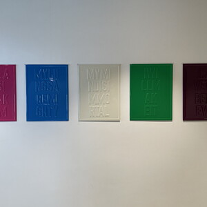 Michael ENDLICHER, Automagics, 2006/2022, 40x30 cm, Aluminiumblech geprägt, Auflage: 5+1, Ausstellungsansicht: Michael Endlicher: ZEICHEN SPRACHE IRONIE, KULTUM Graz, 11. Mai bis 13. Juli 2024, Kurator: Johannes Rauchenberger