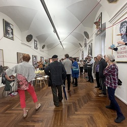 Lange Nacht der Kirchen 2024_'Nie wieder Krieg!'_Zenita Komad_Kuratorenführung. Foto: KULTUM