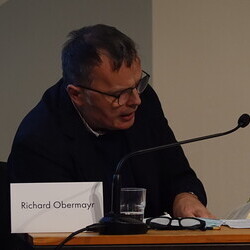 Nachwort der Dichter: Verse vom himmlischen Drucksatz | Poesie lesen von Oleg Jurjew am 26. November 2025 im[Cubus] mit Daniel Jurjew, Olga Marynova, Peter Waterhouse, Kathrin Schmidt und Richard Obermayr. Einf?hrung und Gespr?ch von Andreas Unterweg