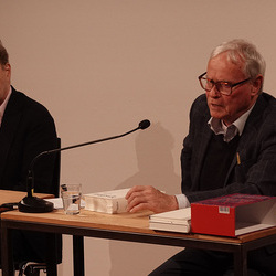 Lesung am 8. Mai 2026 mit Peter Waterhouse aus seinem neuen Werk Z Ypsilon X, mit einleitenden Worten von Johannes Rauchenberger und Edith Draxl. Gespräch und Moderation Paul Jandl.