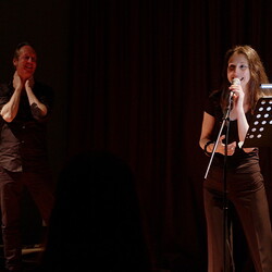 DIE H?HLENK?RPEREin poetisches Konzert mit Laure Gauthier (Text)& Olivier Mellano (Musik)Freitag, 28. April 2023, 19 UhrKULTUM [Im Cubus], Ein Abend in Kooperation mit der Kulturvermittlung Steiermark und der Literaturzeitschriftmanuskripte.Fo