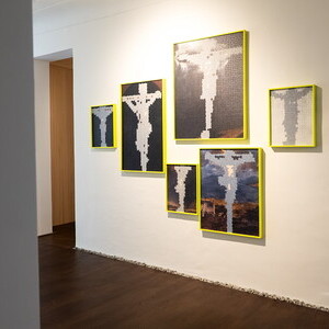 zweintopf, (Eva Pichler und Gerhard Pichler,  * 1981 bzw. 1980 in Judenburg (AT) bzw. in Gurk (AT), leben in Feldbach (AT)),   U+271D=LC(1–22), 2021/24,   20 tlg., Puzzleteile, gerahmt, Maße verschieden, KULTUMUSEUM Graz, Schenkung Bernd Flachs (2025