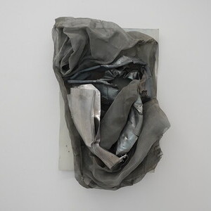 Michael Kienzer: ?Graues Verh?ltnis?, 2018,  verschiedene Metalle, Coutesy des K?nstlersaus: Michael Kienzer & Anneliese Schrenk: 'Was tun Skulpturen ohne Aufsicht?', KULTUMUSEUM im Spiegelgitterhaus Gleisdorf, 22. Mai bis 31. August 2026