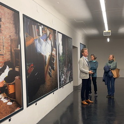 Führung mit Kurator Johannes Rauchenberger durch die Ausstellung 'Auslöschung' von Zlatko Kopljar