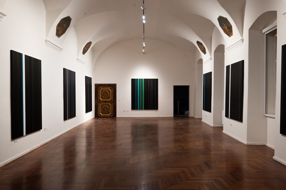 Foto: KULTUM/Adnan Babahmetovic Zlatko Koplljar: Disturbances, 2021–24, 10 tlg., Öl auf Leinwand, Ausstellungsansicht: Zlatko Kopljar: AUSLÖSCHUNG | ERASION. KULTUMUSEUM Graz, 27. Sept. 2024 – 12. Jan. 2025, Kurator: Johannes Rauchenberger