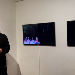 Zlatko Kopljar führte mit Kurator Johannes Rauchenberger durch die Ausstellung 'AUSLÖSCHUNG', 23.11.2024