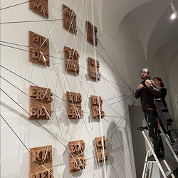 Aufbau der Ausstellung: Zenita Komad: NIE WIEDER KRIEG!KULTUM MUSEUM Graz, J?nner 2024Foto: KULTUM/Aufbauteam