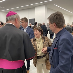 Eröffnung des Spiegelgitterhauses Gleisdorf (Sammlung Wolf) durch Bürgermeister Christoph Stark, Landeshauptmann Christopher Drexler und Diözesanbischof Wilhelm Krautwaschl.Laudatio: Walter Prügger,Einführung in die Ausstellung 'WENDEZEITEN/ZEITENW