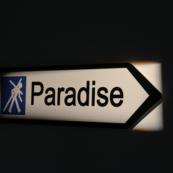 ninavale: Road to Paradise, 2020, Verkehrsschild, Papier, Sound-Installation. NINAVALE. Ausstellung. 'Paradise is temporarily closed. God' KULTUM Graz, 24. Oktober 2020 bis 12. Dezember 2020. Foto: KULTUM/Andrea Hopper