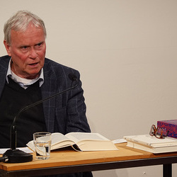 Lesung am 8. Mai 2026 mit Peter Waterhouse aus seinem neuen Werk Z Ypsilon X, mit einleitenden Worten von Johannes Rauchenberger und Edith Draxl. Gespräch und Moderation Paul Jandl.