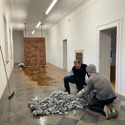 Aufbau der Ausstellung: Zenita Komad: NIE WIEDER KRIEG!KULTUM MUSEUM Graz, J?nner 2024Foto: KULTUM/Aufbauteam