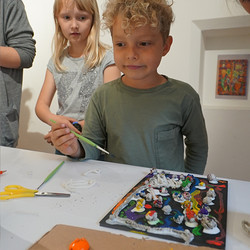 Paradieswerkstatt Malworkshop in der Ausstellung 'Innergärten und Trotzdemblüten' von Alois Neuhold Foto: KULTUM/Andrea Hopper