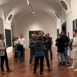 Führung mit Kurator Johannes Rauchenberger durch die Ausstellung 'Auslöschung' von Zlatko Kopljar