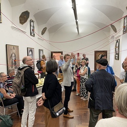 Lange Nacht der Kirchen 2024_'Nie wieder Krieg!'_Zenita Komad_Kuratorenführung. Foto: KULTUM