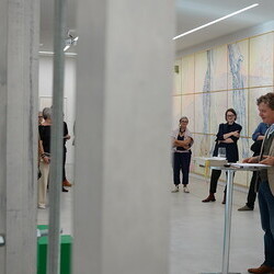 'Was tun Skulpturen ohne Aufsicht?' - Michael Kienzer und Anneliese Schrenk,KULTUMUSEUM im Spiegelgitterhaus Gleisdorf, 22. Mai 2026, Eröffnung: Kurator Johannes Rauchenberger