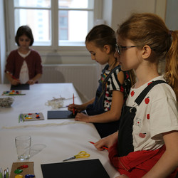 Paradieswerkstatt Malworkshop in der Ausstellung 'Innergärten und Trotzdemblüten' von Alois Neuhold Foto: KULTUM/Andrea Hopper