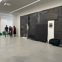 Künstler*innengespräch: Anneliese Schrenk und Michael Kienzer im Gespräch mit Kurator Johannes Rauchenberger in der Ausstellung: 'Was tun Skulpturen ohne Aufsicht?', 8.8.2026, Spiegelgitterhaus Gleisdorf, Hochsommer.art