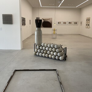 Wolfgang BECKSTEINER (*1972)W?hrend eine Bombe f?r unermesslichen L?rm sorgt,schaffen 30 weitere gro?e Stille, 20141 Bombe ca. 56 cm/ca 25 kg,Gestell: l 145 cm, h 65 cmBeton, MetallKULTUMUSEUM Graz, Sammlung Wolf WN: 06002