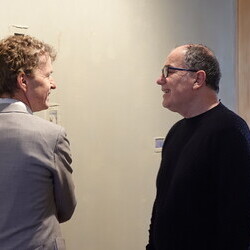                                 Kurator Johannes Rauchenberger mit Adrian Paci in der Ausstellung 'Gott hat kein Museum' am 19.3.2026