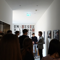 Ausstellungsführung Schulgruppe durch die Ausstellung 'Auslöschung' von Zlatko Kopljar durch Johannes Rauchenberger, Jänner 2025