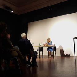 Doppelter Gast, am Fr., 24. April 2026 mit Ulrike Scheuermann, mit einer Einführung von Barbara Rauchenberger und einem Gespräch moderiert von Helwig Brunner
