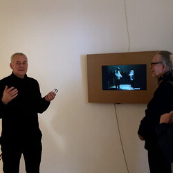 Zlatko Kopljar führte mit Kurator Johannes Rauchenberger durch die Ausstellung 'AUSLÖSCHUNG', 23.11.2024