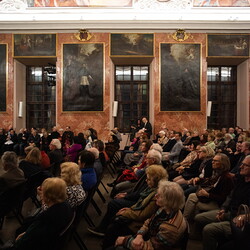Im Bann (s)einer großen Erzählung: Josef Fink (1941–1999)Eröffnung im Minoritensaal, 28. Februar 2025Mit Johannes Rauchenberger, Elisabeth Koller (Kuratoren)Generalvika Erich Linhardt, Walter Prügger, Leiter des Ressorts 'Bildung, Kunst und Kultu