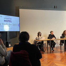 LITERATUR HOTEL: Luljeta Lleshanaku und Andrea Grill: DIE STADT DER ÄPFELKULTUM, 25. April 2022