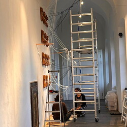 Aufbau der Ausstellung: Zenita Komad: NIE WIEDER KRIEG!KULTUM MUSEUM Graz, Jänner 2024Foto: KULTUM/Aufbauteam