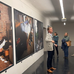 Führung mit Kurator Johannes Rauchenberger durch die Ausstellung 'Auslöschung' von Zlatko Kopljar