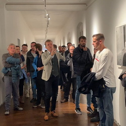 Führung mit Kurator Johannes Rauchenberger durch die Ausstellung 'Auslöschung' von Zlatko Kopljar