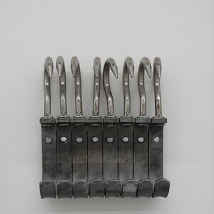 Anneliese Schrenk: Parallelwand, 2018, 330x750x16cm7 Frottagen/2007-2018, Metallobjekte/8 Haken 8 L?cher 8 B?gen/Schlachthausfreundmetallgeflecht (BH)/Kandare, Leder/Aussto?haut auf Keilrahmen/Interne Codes, Unfallautoscheibe/Jaguar/gr?n, Steinstab 