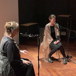 KLANG und KLAGE. Benefizkonzert f?r die UkraineInstitut f?r Slawistik in Kooperation mit KULTUMLAMENTATIONEN: Stimmperformancemit Hilde Kappes und Anna Petzer (Berlin)HERSTORY: Lesung mit Sofia Andruchowytsch (Kyjiw)ZHI ZHI NI NI: Audiovisuel